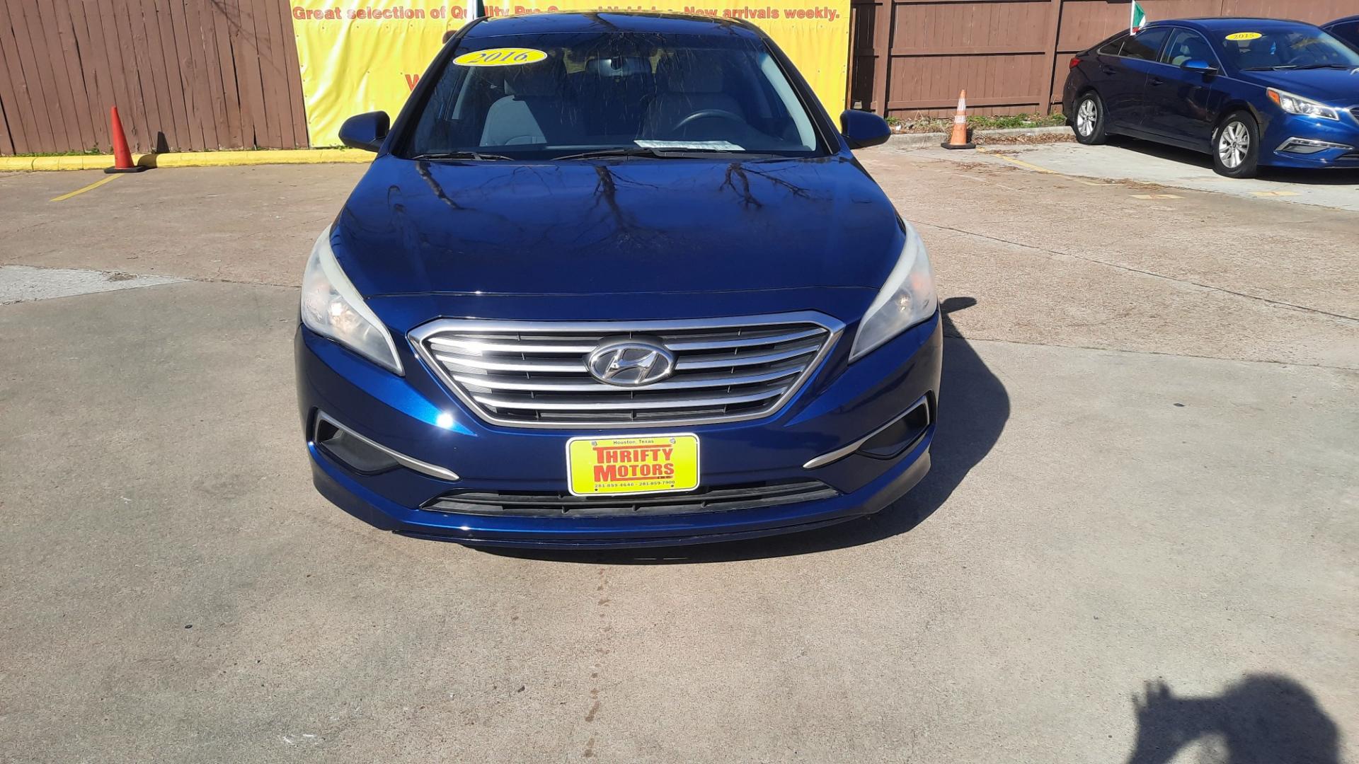 2016 Hyundai Sonata SE (5NPE24AF6GH) with an 2.4L L4 DOHC 16V engine, 7A transmission, located at 16710 Clay Rd., Houston, TX, 77084, (281) 859-7900, 29.834864, -95.656166 - Photo#1